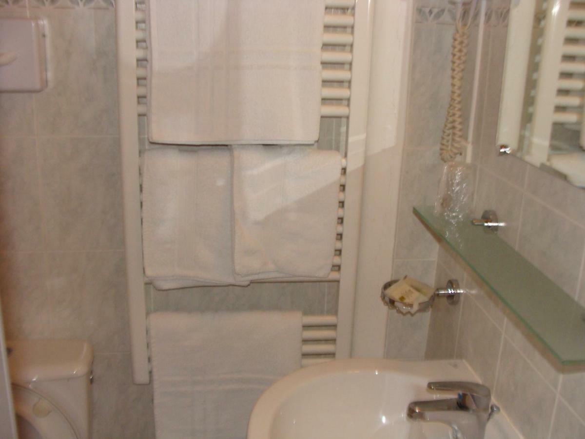Logis La Gamade Hotel Donzenac Ngoại thất bức ảnh